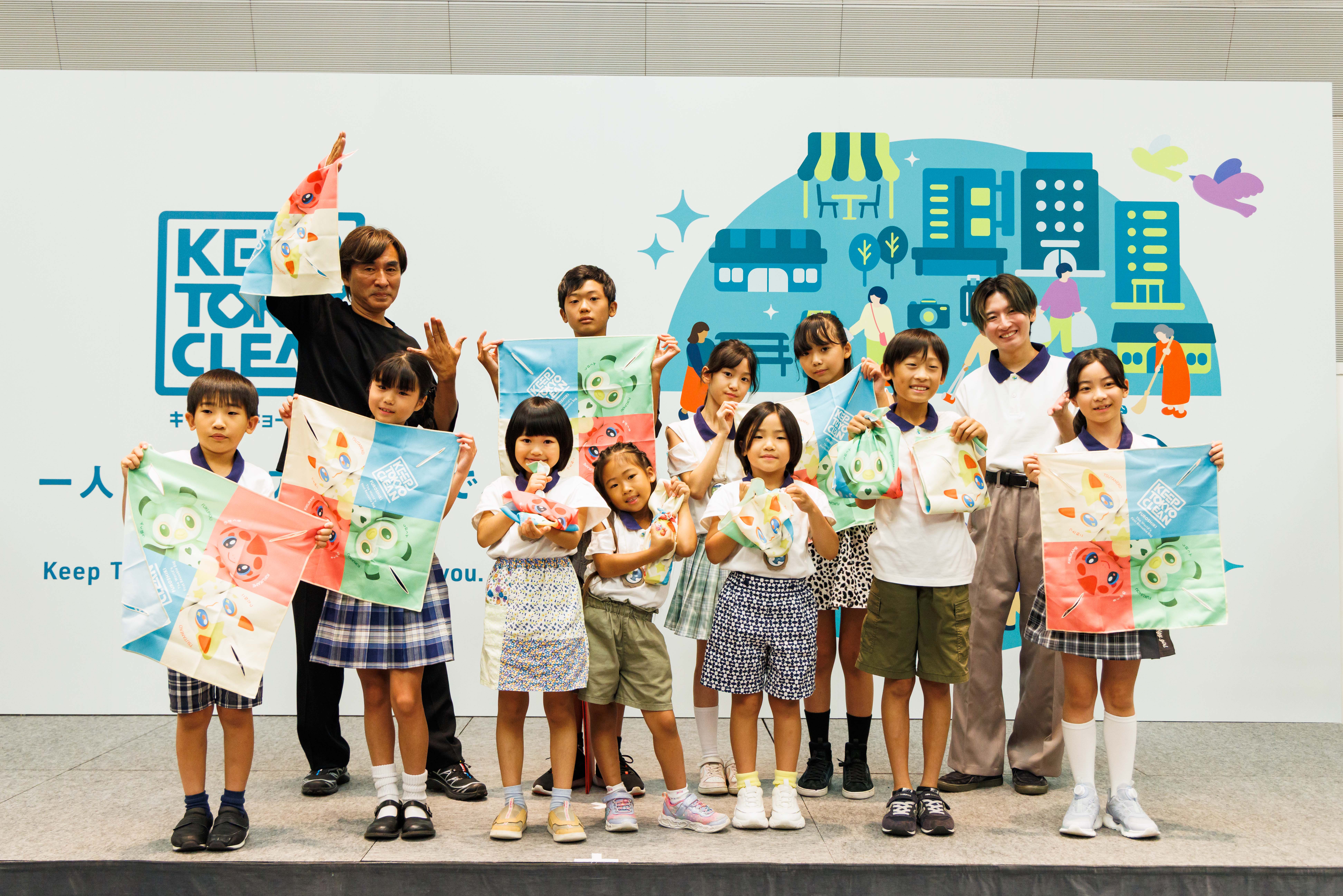 KEEP TOKYO CLEAN FUROSHIKIを持つ出演者と子どもたち